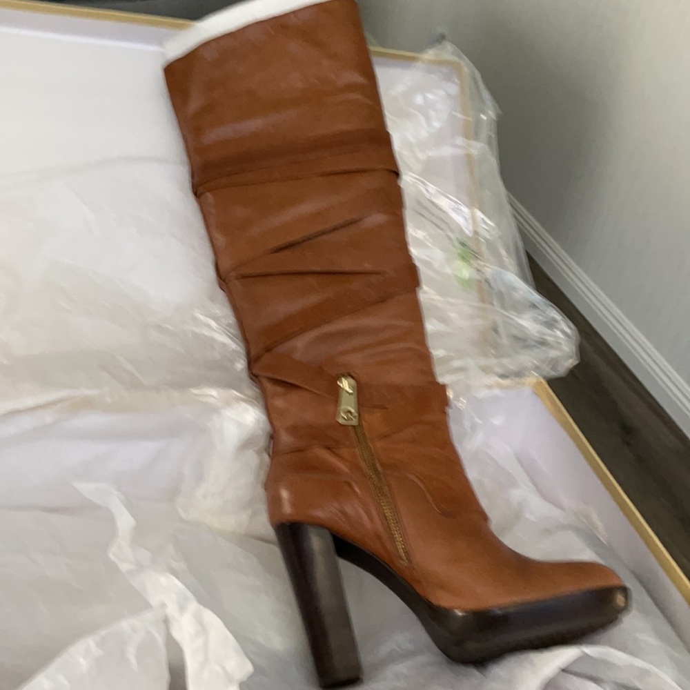 Michael Kors Greenwich NWOT belted vicuña boots